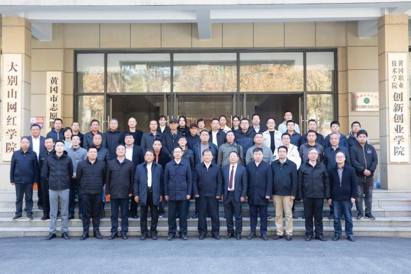 黄冈职院携手华泰窑炉推出全自动装卸料桁架机械手(图1)